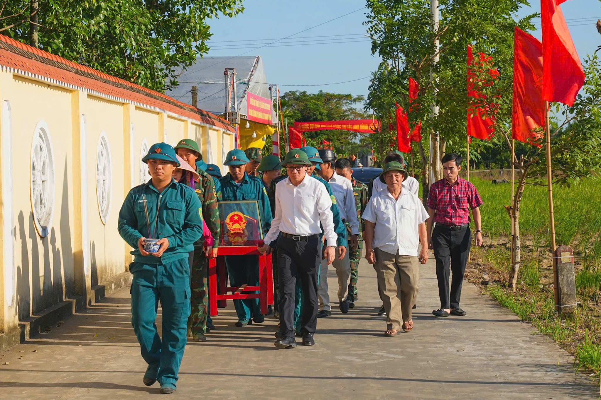 Ph&oacute; Chủ tịch UBND th&agrave;nh phố Đ&agrave;o Trọng Đức tại khu vực t&igrave;m kiếm, quy tập h&agrave;i cốt liệt sĩ v&agrave; đồng b&agrave;o tử nạn tại Mả Ch&igrave;a, th&ocirc;n Mai Sơn, x&atilde; Vĩnh Bảo.