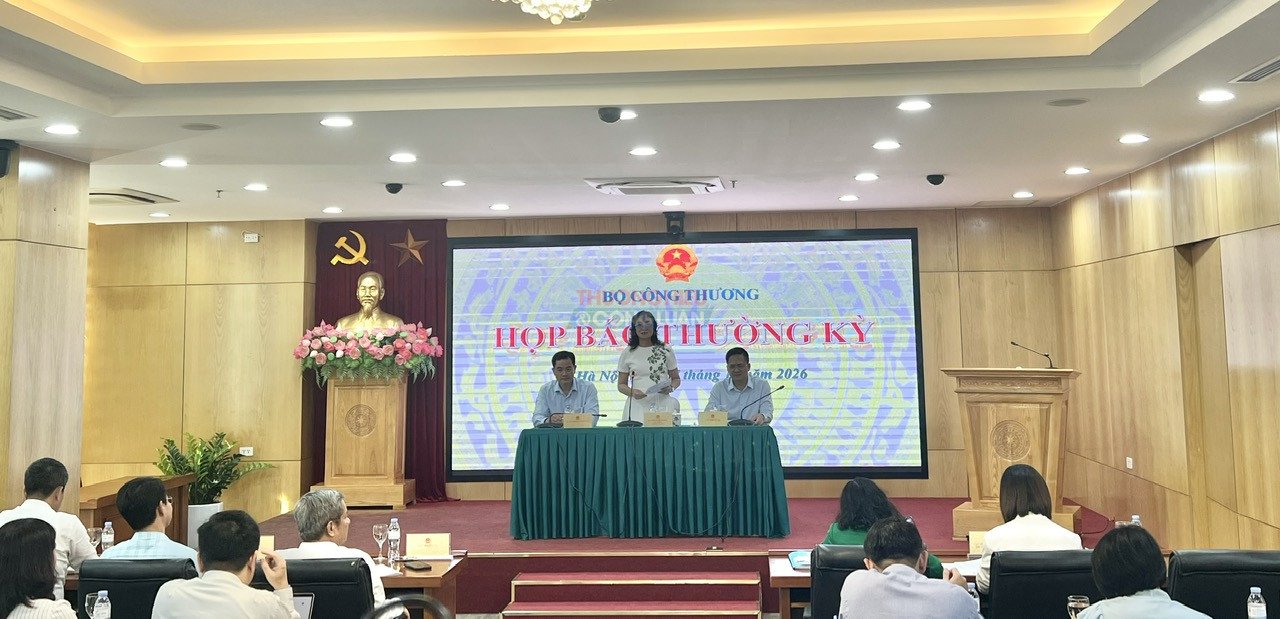 Thứ trưởng Phan Thị Thắng - Người ph&aacute;t ng&ocirc;n Bộ C&ocirc;ng Thương chủ tr&igrave; buổi họp b&aacute;o thường kỳ Qu&yacute; III năm 2026.