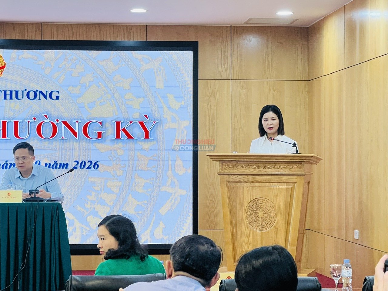 B&agrave; Nguyễn Th&uacute;y Hiền, Ph&oacute; cục trưởng Cục Quản l&yacute; v&agrave; Ph&aacute;t triển thị trường trong nước (Bộ C&ocirc;ng Thương) trả lời c&acirc;u hỏi của ph&oacute;ng vi&ecirc;n