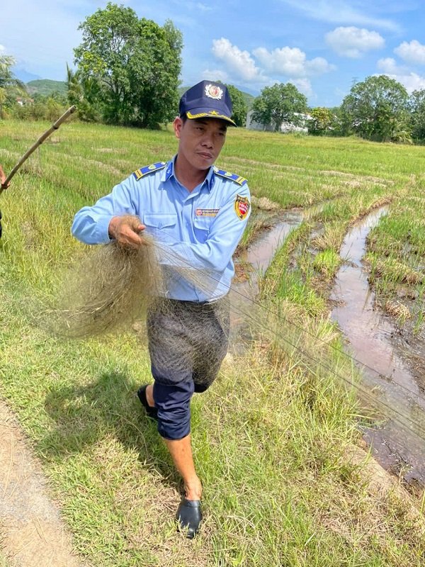 Đoàn kiểm tra phát hiện tại chỗ 2 điểm giăng lưới tàng hình trái phép nhằm bẫy bắt chim. Đoàn kiểm tra phát hiện tại chỗ 2 điểm giăng lưới tàng hình trái phép nhằm bẫy bắt chim.