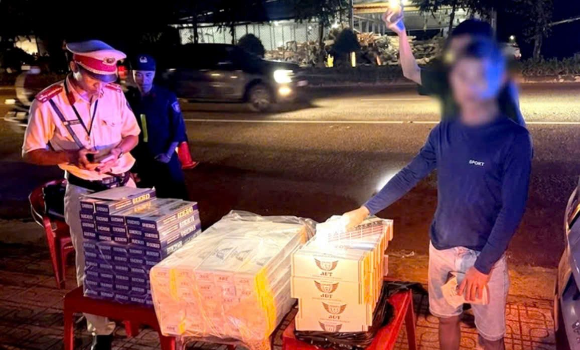 Lực lượng chức năng nhận định số thuốc lá trên có dấu hiệu là hàng nhập lậu và tiến hành các thủ tục xác minh theo quy định. (Ảnh: CA) Lực lượng chức năng nhận định số thuốc lá trên có dấu hiệu là hàng nhập lậu và tiến hành các thủ tục xác minh theo quy định. (Ảnh: CA)