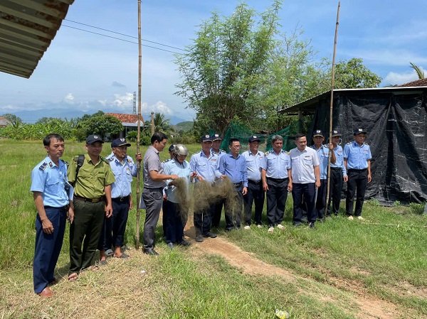Đội tuần tra bảo vệ chim yến của Công ty Yến sào Khánh Hòa đã phối hợp với chính quyền địa phương và Công an xã Nam Ninh Hòa phát hiện, ngăn chặn kịp thời các đối tượng có hành vi giăng bẫy bắt chim trên địa bàn xã Đội tuần tra bảo vệ chim yến của Công ty Yến sào Khánh Hòa đã phối hợp với chính quyền địa phương và Công an xã Nam Ninh Hòa phát hiện, ngăn chặn kịp thời các đối tượng có hành vi giăng bẫy bắt chim trên địa bàn xã