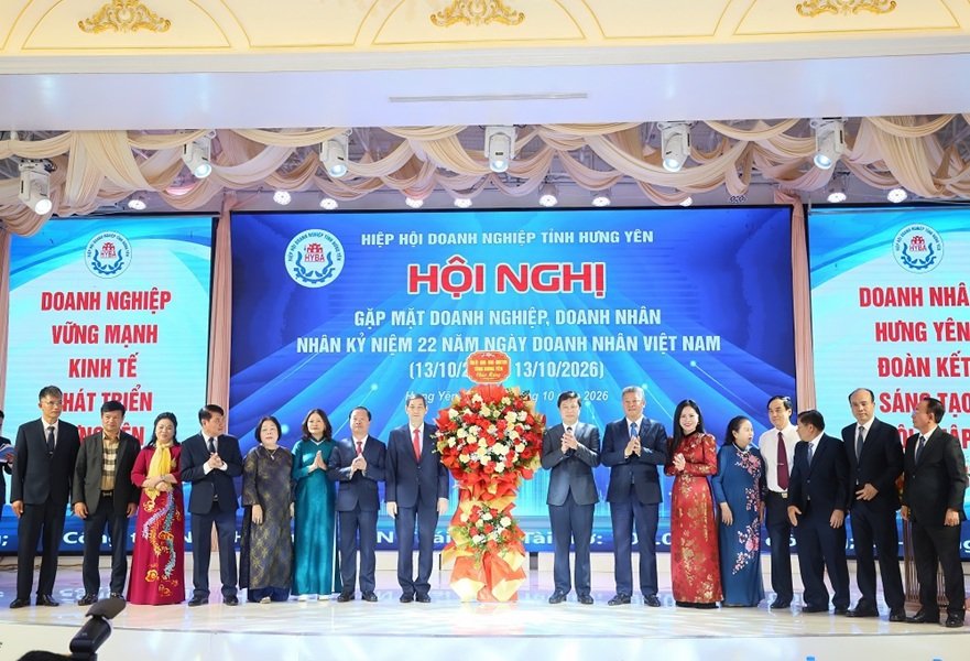 Thường trực Tỉnh ủy Hưng Y&ecirc;n tặng hoa ch&uacute;c mừng Hiệp hội Doanh nghiệp tỉnh nh&acirc;n kỷ niệm 22 năm ng&agrave;y Doanh nh&acirc;n Việt Nam.