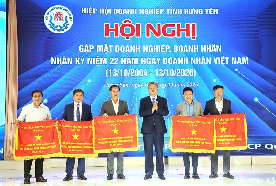 Chủ tịch UBND tỉnh Hưng Y&ecirc;n trao Cờ thi đua của UBND tỉnh cho c&aacute;c tập thể c&oacute; th&agrave;nh t&iacute;ch xuất sắc.