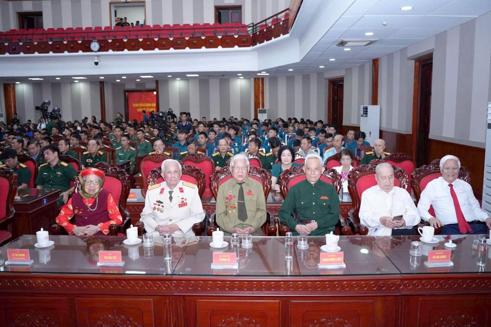 C&aacute;c nh&acirc;n chứng lịch sử, cựu chiến binh c&ugrave;ng c&aacute;n bộ, chiến sĩ tham dự chương tr&igrave;nh giao lưu, c&ugrave;ng &ocirc;n lại truyền thống h&agrave;o h&ugrave;ng của qu&acirc;n v&agrave; d&acirc;n Thủ đ&ocirc;.