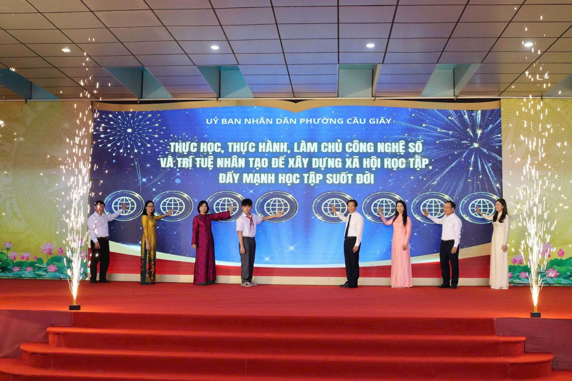 Các đại biểu thực hiện nghi thức phát động Tuần lễ học tập suốt đời năm 2026 tại phường Cầu Giấy. Các đại biểu thực hiện nghi thức phát động Tuần lễ học tập suốt đời năm 2026 tại phường Cầu Giấy.