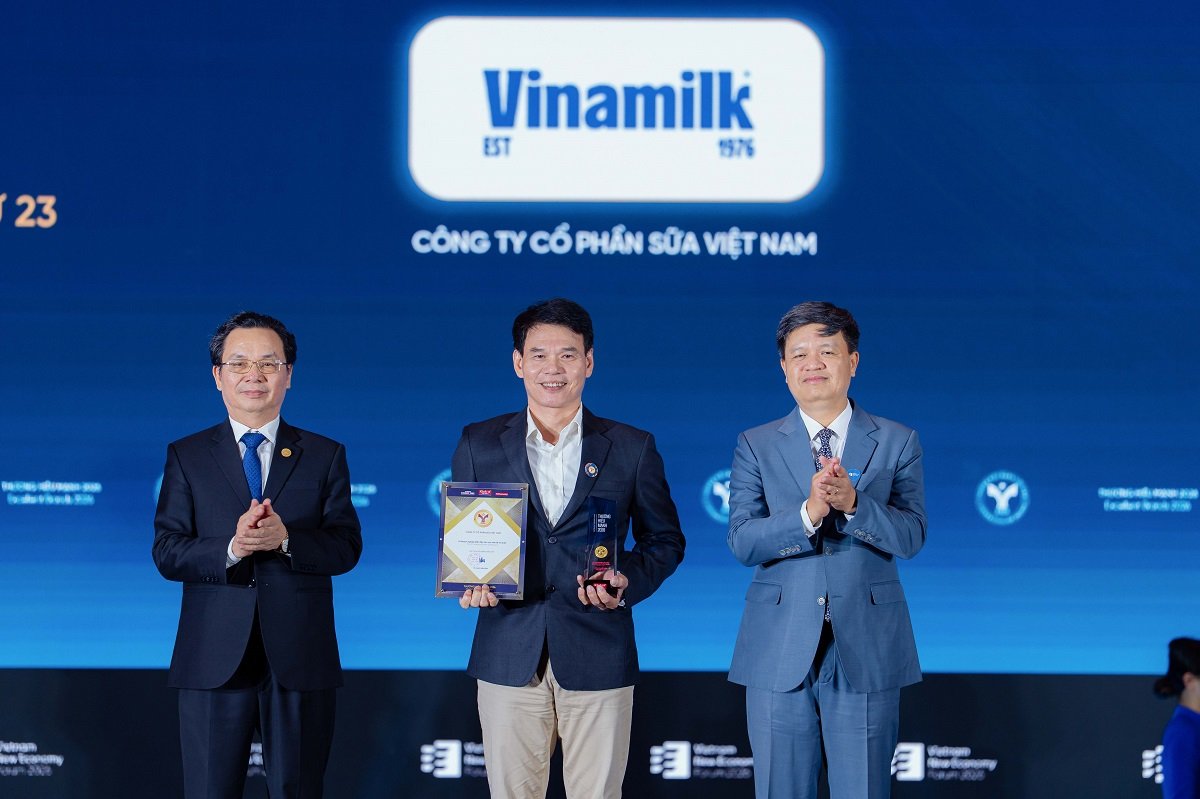 &Ocirc;ng Phạm Tuy&ecirc;n &ndash; Gi&aacute;m đốc Chi nh&aacute;nh Vinamilk H&agrave; Nội, đại diện Vinamilk nhận vinh danh Top 10 Thương hiệu Doanh nghiệp Dẫn đầu khu vực kinh tế tư nh&acirc;n tại Thương hiệu Mạnh 2026. Ảnh: BTC