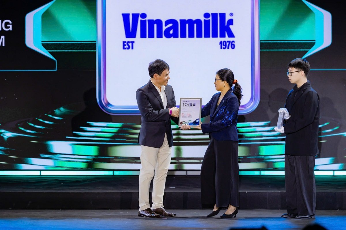 Vinamilk được vinh danh &ldquo;Doanh nghiệp v&igrave; chất lượng sống cộng đồng của năm&rdquo; v&agrave; &ldquo;Thương hiệu được người Việt tin d&ugrave;ng&rdquo; tại Better Choice Awards 2026. Ảnh: BTC
