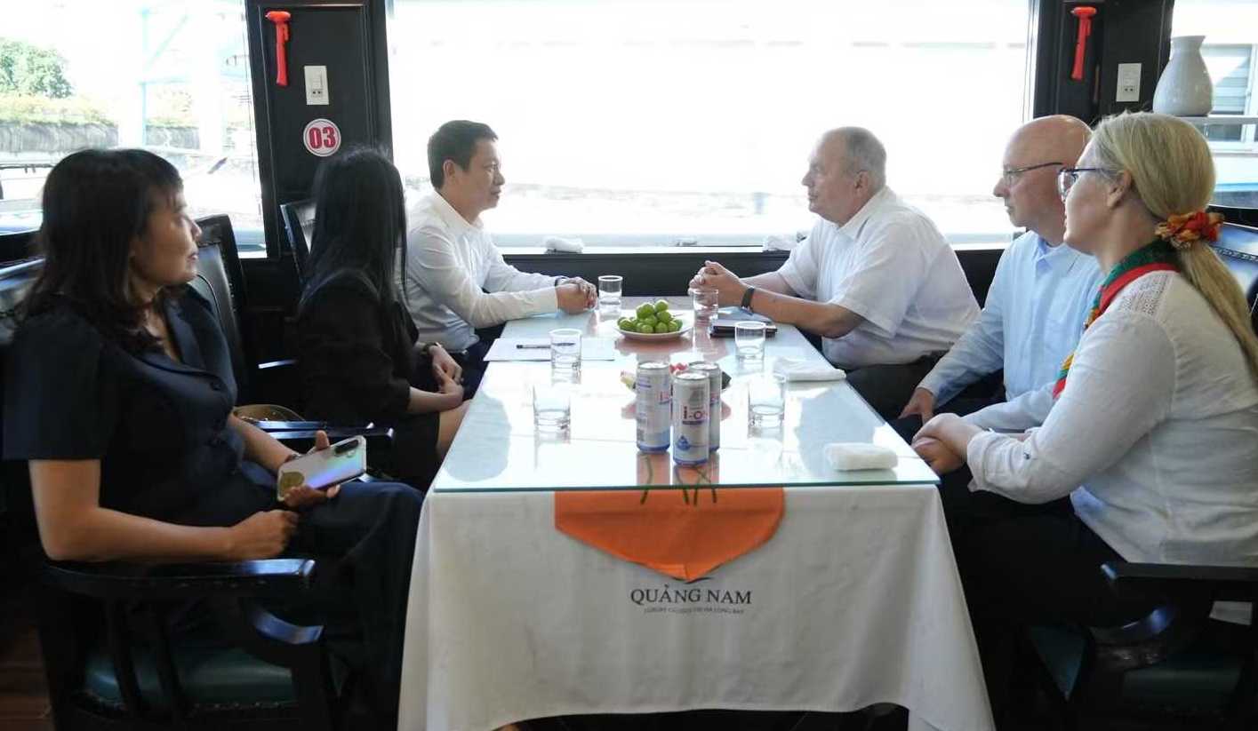 Hai b&ecirc;n trao đổi, t&igrave;m hiểu về t&igrave;nh h&igrave;nh kinh tế, x&atilde; hội của Quảng Ninh v&agrave; Hungary