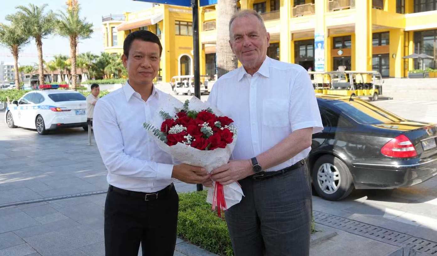 Ph&oacute; Chủ tịch Thường trực HĐND th&agrave;nh phố Quảng Ninh Nguyễn Hồng Dương tặng hoa ch&uacute;c mừng Đo&agrave;n đại biểu Đảng C&ocirc;ng nh&acirc;n Hungary