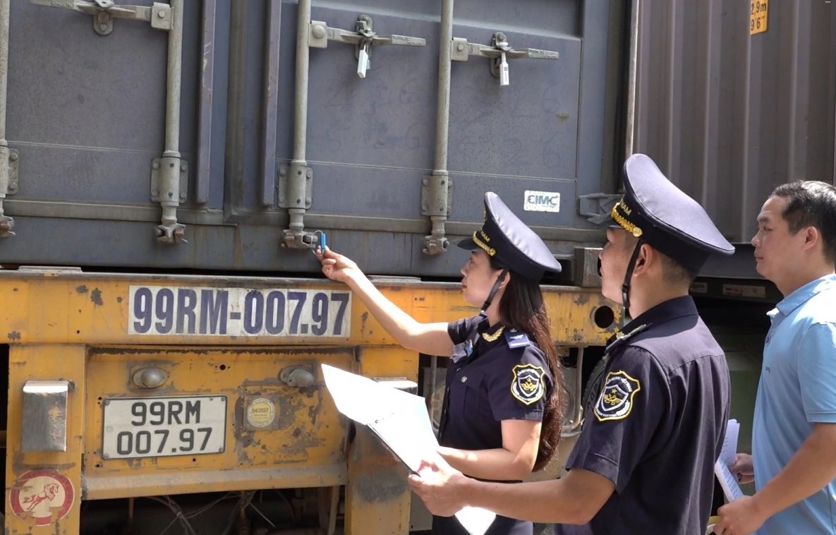 Công chức Hải quan Thái Nguyên kiểm tra hàng hóa xuất nhập khẩu. Ảnh: kv05.customs.gov.vn Công chức Hải quan Thái Nguyên kiểm tra hàng hóa xuất nhập khẩu. Ảnh: kv05.customs.gov.vn