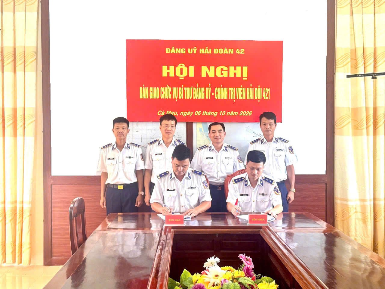 Thiếu t&aacute; Đinh Tuấn Vượng v&agrave; Trung t&aacute; Đ&agrave;o B&aacute; Hưng k&yacute; nhận bi&ecirc;n bản b&agrave;n giao