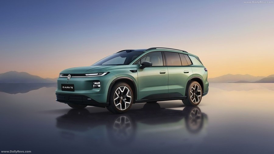 G&oacute;c nh&igrave;n ph&iacute;a trước của Volkswagen ID. AURA T6, với dải đ&egrave;n nối ngang v&agrave; logo VW ở trung t&acirc;m