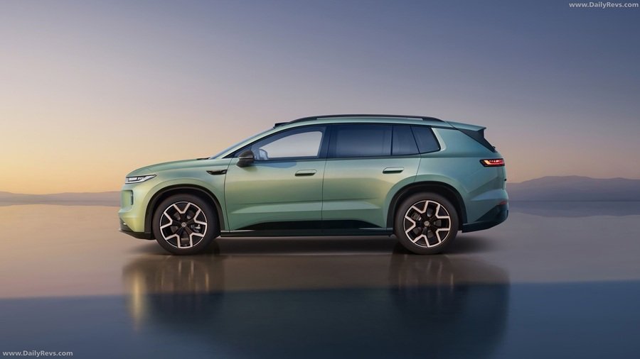 Th&acirc;n xe ID. AURA T6 nh&igrave;n ngang; mẫu SUV d&agrave;i 4.811 mm v&agrave; được bố tr&iacute; năm chỗ ngồi.
