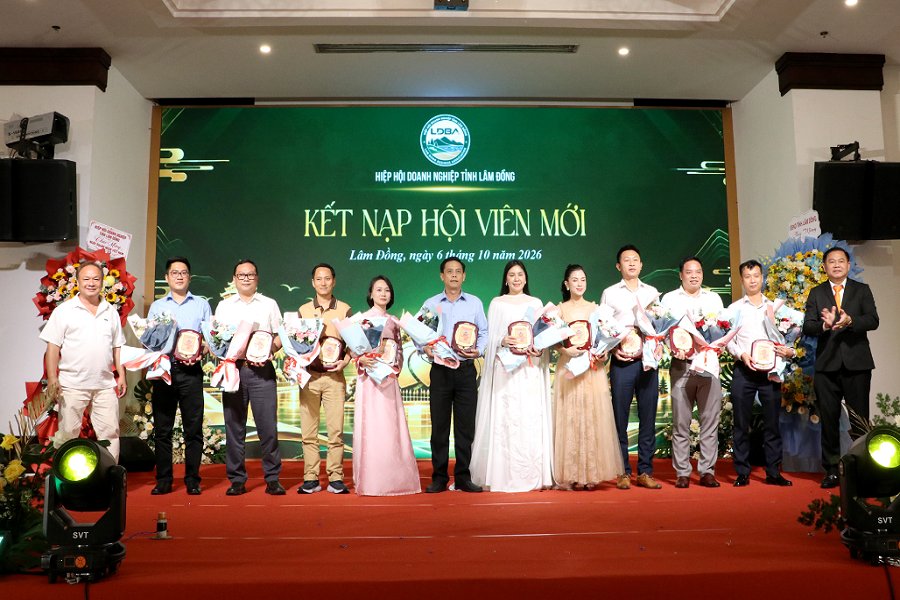 Hiệp hội Doanh nghiệp tỉnh trao chứng nhận cho hội vi&ecirc;n mới.