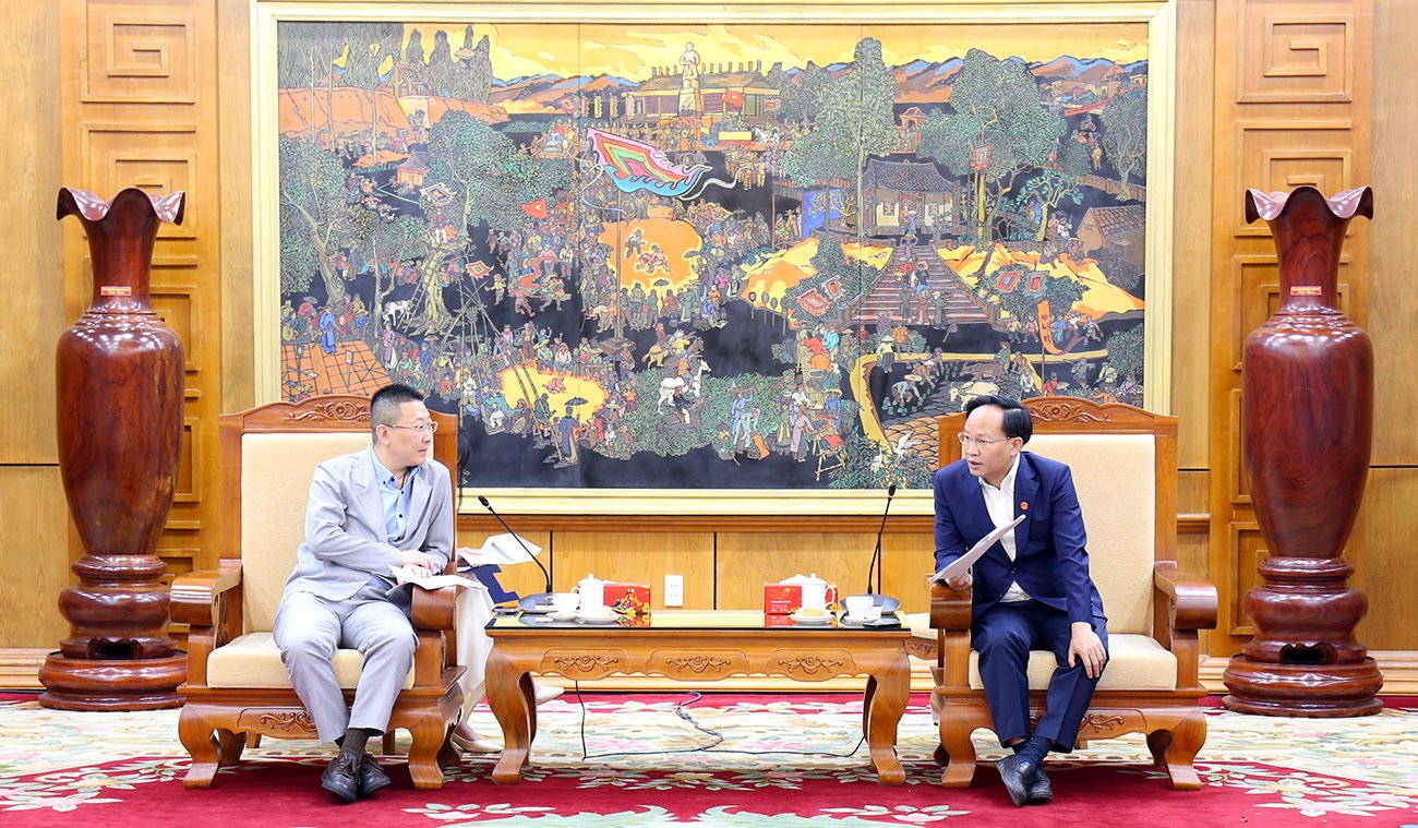Ph&oacute; Chủ tịch UBND th&agrave;nh phố Phạm Văn Thịnh trao đổi với &ocirc;ng Chen Dong, Chủ tịch Hội đồng Quản trị ki&ecirc;m Tổng Gi&aacute;m đốc Tập đo&agrave;n Haizhichen.