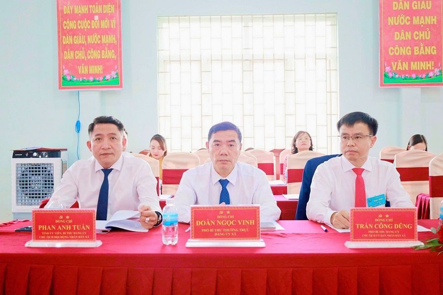 L&atilde;nh đạo x&atilde; Nh&acirc;n Cơ tham dự đại hội.