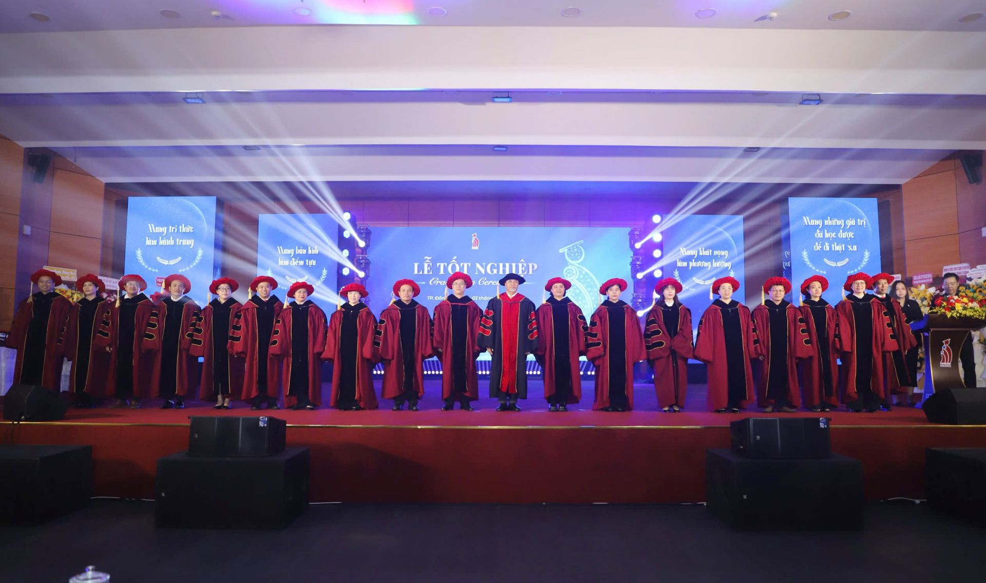 Các giảng viên trường DNTU chuẩn bị trao bằng tốt nghiệp cho các tân thạc sĩ, kỹ sư và các tân cử nhân. Các giảng viên trường DNTU chuẩn bị trao bằng tốt nghiệp cho các tân thạc sĩ, kỹ sư và các tân cử nhân.