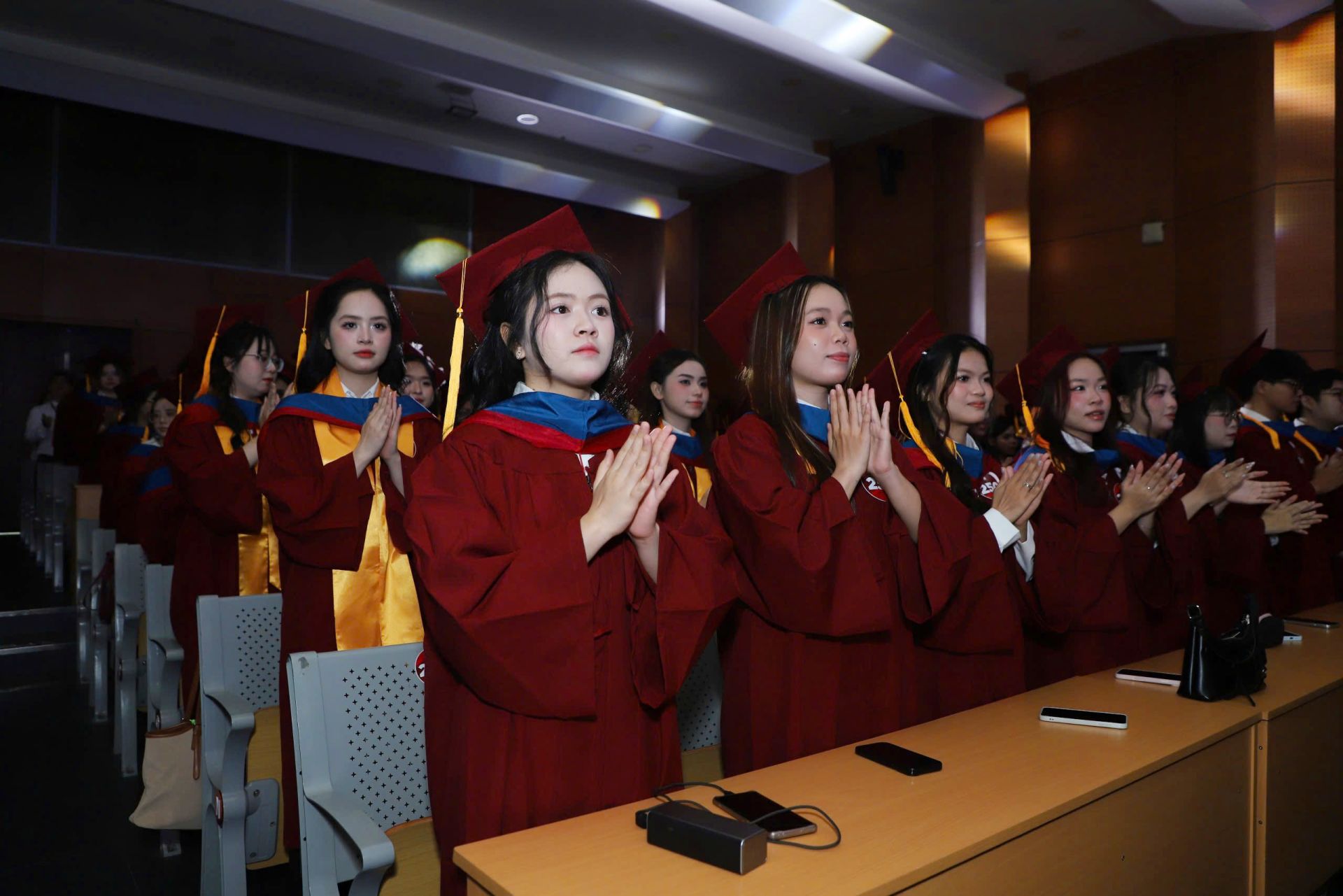 Các tân thạc sĩ, kỹ sư, cử nhân đang bày tỏ lòng biết ơn đến công ơn cha mẹ và thầy cô. Các tân thạc sĩ, kỹ sư, cử nhân đang bày tỏ lòng biết ơn đến công ơn cha mẹ và thầy cô.