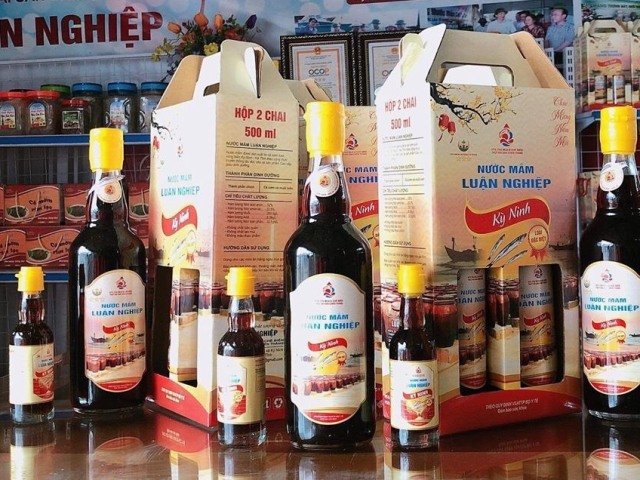 C&aacute;c sản phẩm nước mắm Luận Nghiệp do HTX Thu mua v&agrave; Chế biến thủy hải sản Chiến Thắng sản xuất.