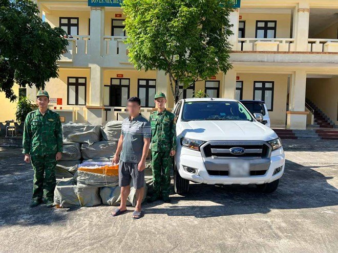 Lỷ A T&agrave;i c&ugrave;ng số nầm lợn đ&ocirc;ng lạnh được lực lượng bi&ecirc;n ph&ograve;ng ph&aacute;t hiện