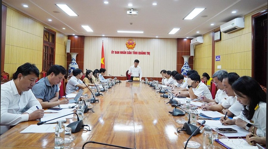 Ph&oacute; Chủ tịch UBND tỉnh L&ecirc; Văn Bảo l&agrave;m việc với Thuế tỉnh Quảng Trị
