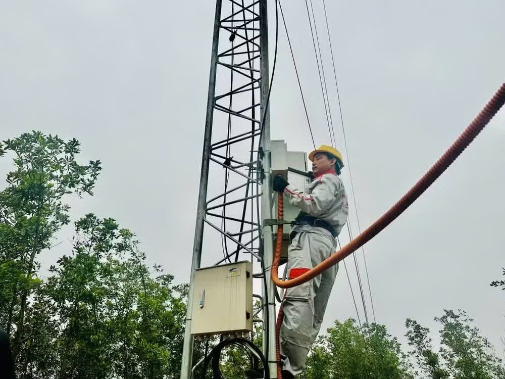 Nhân viên Viettel Quảng Ninh kiểm tra trạm phát sóng tại phường Mông Dương Nhân viên Viettel Quảng Ninh kiểm tra trạm phát sóng tại phường Mông Dương