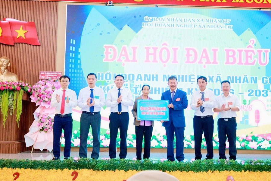 Hội Doanh nghiệp x&atilde; Nh&acirc;n Cơ đ&atilde; vận động, chung tay c&ugrave;ng ch&iacute;nh quyền địa phương x&acirc;y dựng một căn nh&agrave; trị gi&aacute; 100 triệu đồng cho gia đ&igrave;nh ch&iacute;nh s&aacute;ch.