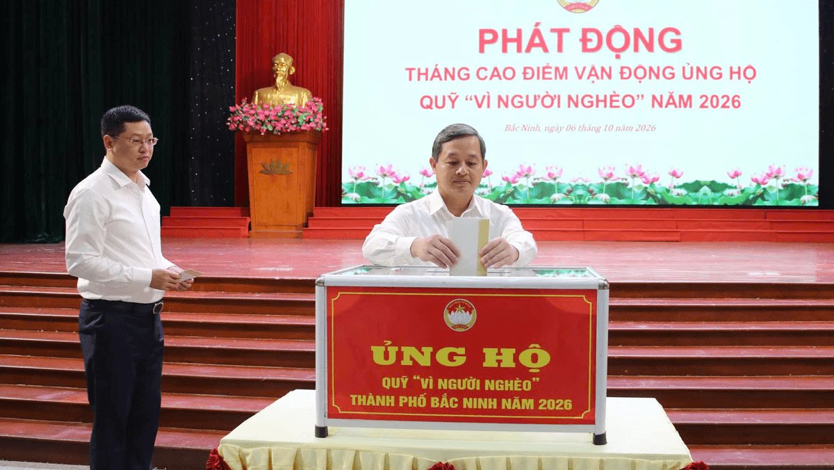 Chủ tịch UBND thành phố Bắc Ninh Phạm Hoàng Sơn (bên phải) và Phó Bí thư Thành ủy Bắc Ninh Trần Huy Phương (bên trái) ủng hộ Quỹ “Vì người nghèo năm 2026 tại Chương trình Chủ tịch UBND thành phố Bắc Ninh Phạm Hoàng Sơn (bên phải) và Phó Bí thư Thành ủy Bắc Ninh Trần Huy Phương (bên trái) ủng hộ Quỹ “Vì người nghèo năm 2026 tại Chương trình