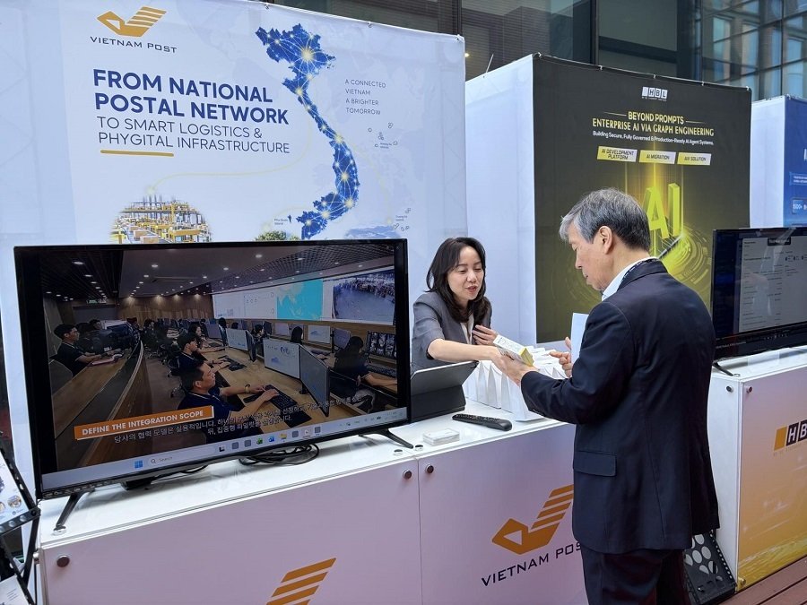 Đối tác, khách hàng tham quan, trải nghiệm tại gian hàng của Vietnam Post tại Diễn đàn Công nghệ số Việt Nam - Hàn Quốc 2026. Đối tác, khách hàng tham quan, trải nghiệm tại gian hàng của Vietnam Post tại Diễn đàn Công nghệ số Việt Nam - Hàn Quốc 2026.
