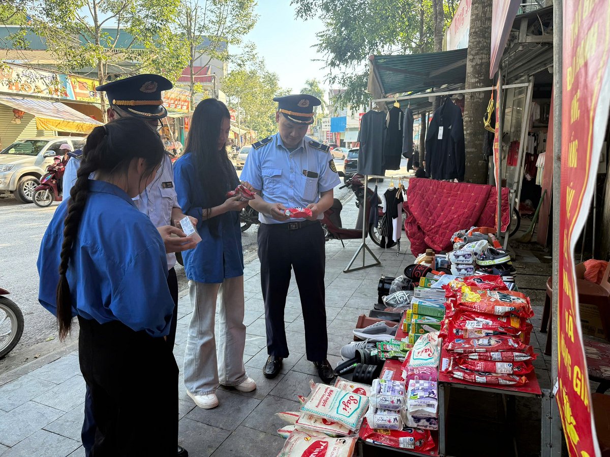 Lực lượng thuộc Đội Quản l&yacute; thị trường số 13 tỉnh Thanh H&oacute;a phổ biến ph&aacute;p luật v&agrave; triển khai gian h&agrave;ng hướng dẫn ph&acirc;n biệt h&agrave;ng thật - h&agrave;ng giả ngay tại x&atilde; Như Xu&acirc;n.
