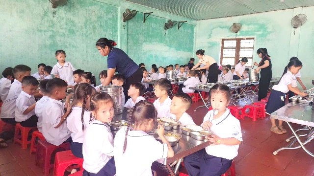 “Bữa ăn bán trú của học sinh tại một cơ sở giáo dục ở Bến Quan, Quảng Trị. Việc kiểm soát nguồn thực phẩm đang được đặt ra từ khâu cung ứng đến suất ăn.” Ảnh: Cổng thông tin tỉnh Quảng Trị. “Bữa ăn bán trú của học sinh tại một cơ sở giáo dục ở Bến Quan, Quảng Trị. Việc kiểm soát nguồn thực phẩm đang được đặt ra từ khâu cung ứng đến suất ăn.” Ảnh: Cổng thông tin tỉnh Quảng Trị.