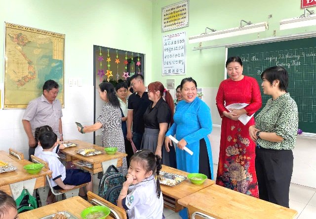 Đoàn giám sát Ban Văn hóa – Xã hội HĐND phường Tân Thuận, TP. HCM, kiểm tra thực tế công tác bảo đảm an toàn thực phẩm trong tổ chức bữa ăn bán trú tại trường học. Ảnh: Cổng thông tin điện tử Hội đồng nhân dân TP.HCM. Đoàn giám sát Ban Văn hóa – Xã hội HĐND phường Tân Thuận, TP. HCM, kiểm tra thực tế công tác bảo đảm an toàn thực phẩm trong tổ chức bữa ăn bán trú tại trường học. Ảnh: Cổng thông tin điện tử Hội đồng nhân dân TP.HCM.