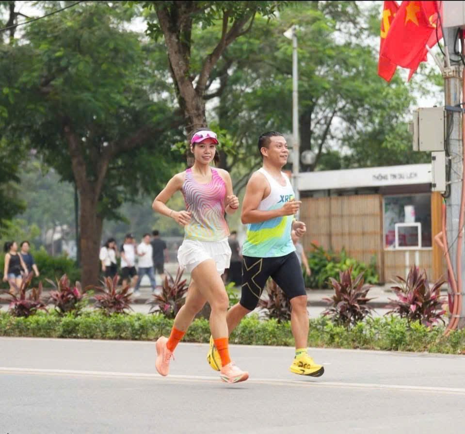 Người d&acirc;n tham gia chạy bộ, r&egrave;n luyện sức khỏe tại khu vực hồ Ho&agrave;n Kiếm, H&agrave; Nội.