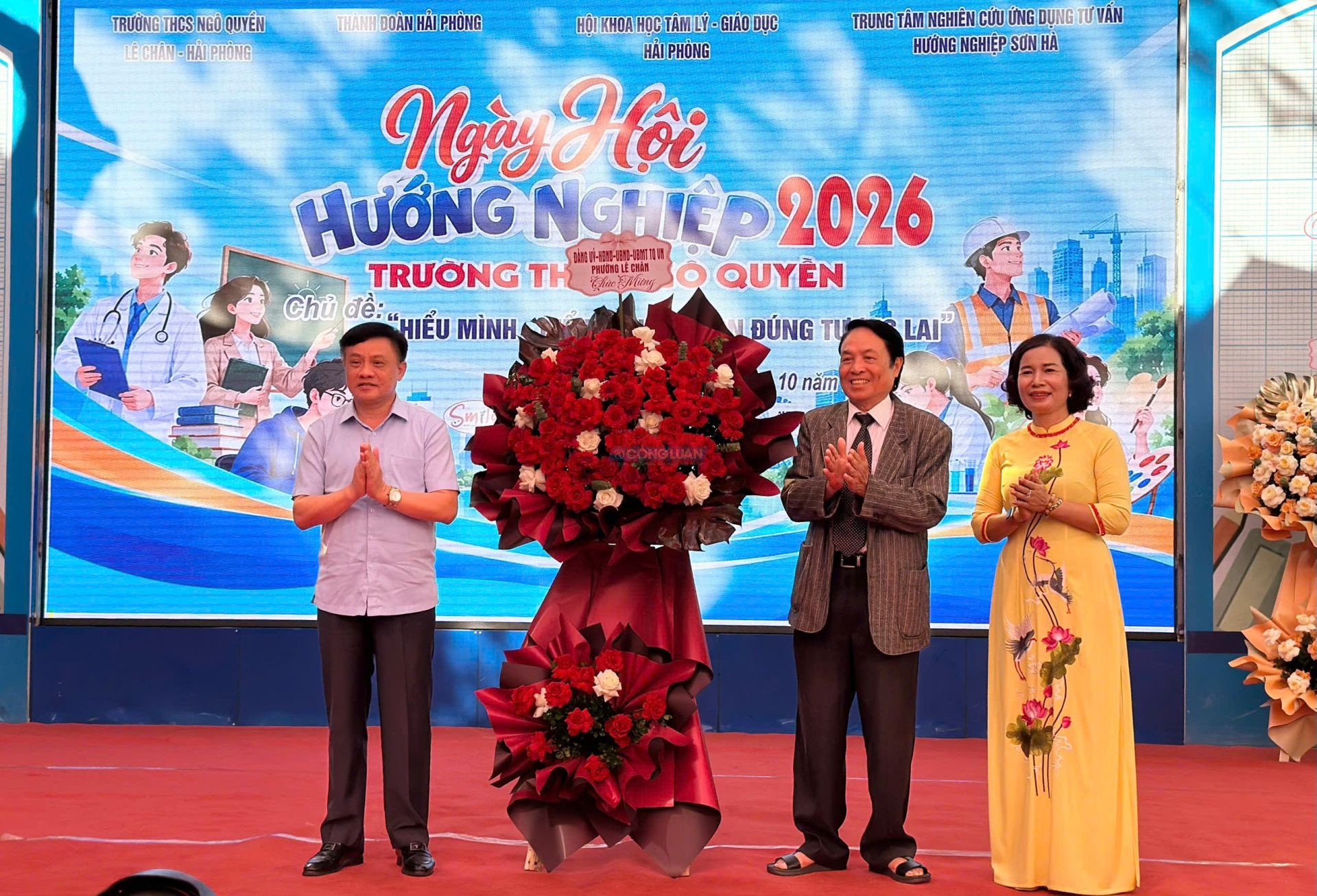 Trung t&acirc;m Hướng nghiệp Sơn H&agrave; đ&atilde; trao tặng những lẵng hoa tươi thắm ch&uacute;c mừng ng&agrave;y hội.
