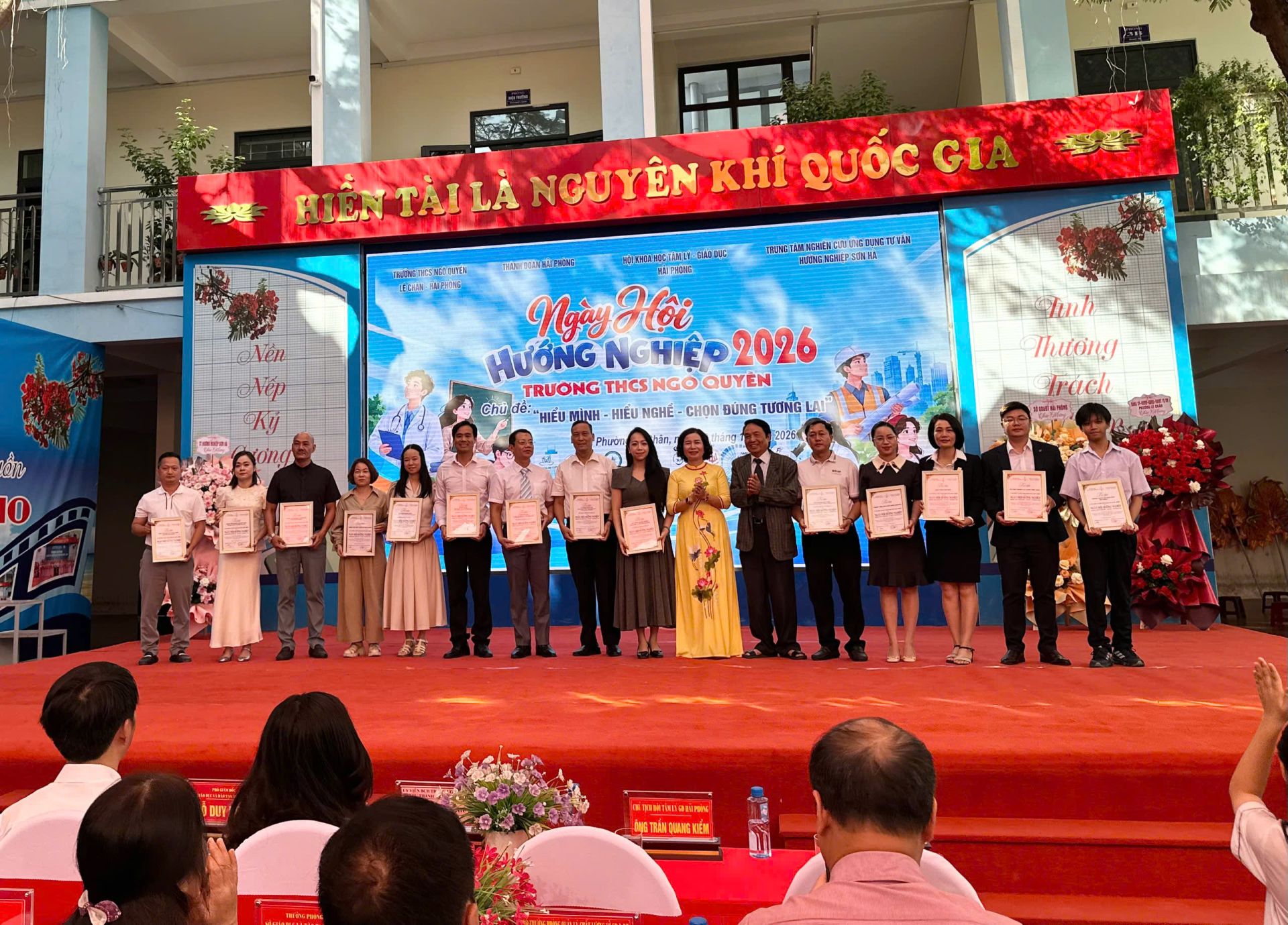 Ban tổ chức cũng đ&atilde; trao tặng kỷ niệm chương tri &acirc;n 8 đơn vị t&agrave;i trợ v&agrave; c&aacute;c diễn giả đ&atilde; đồng h&agrave;nh kiến tạo n&ecirc;n kh&ocirc;ng gian hướng nghiệp thiết thực n&agrave;y.