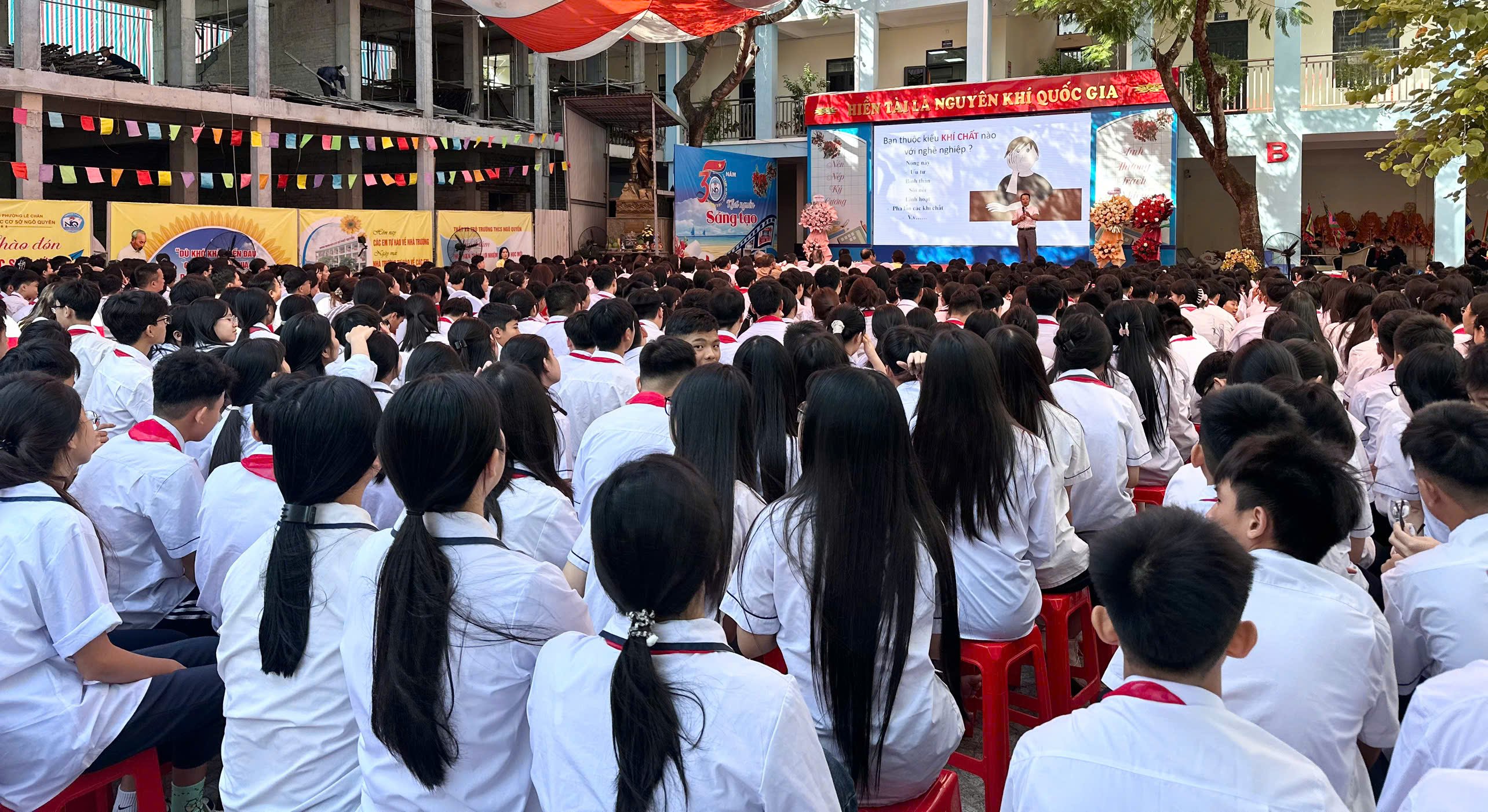 Sự kiện thu h&uacute;t sự tham gia đ&ocirc;ng đảo của c&aacute;c chuy&ecirc;n gia, doanh nghiệp, c&aacute;c bậc phụ huynh c&ugrave;ng to&agrave;n thể học sinh khối 9 đang đứng trước ngưỡng cửa chọn trường, chọn nghề.