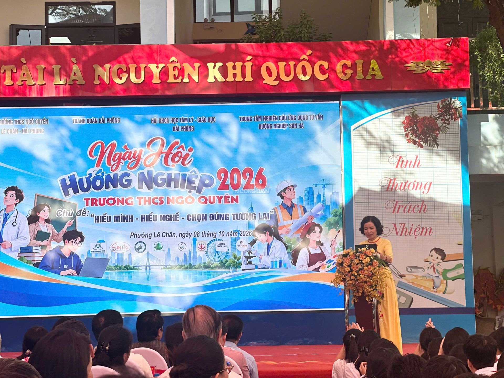 Nh&agrave; gi&aacute;o Trần Thị Kim Xuyến &ndash; B&iacute; thư Chi bộ, Hiệu trưởng nh&agrave; trường ph&aacute;t biểu tại ng&agrave;y hội.