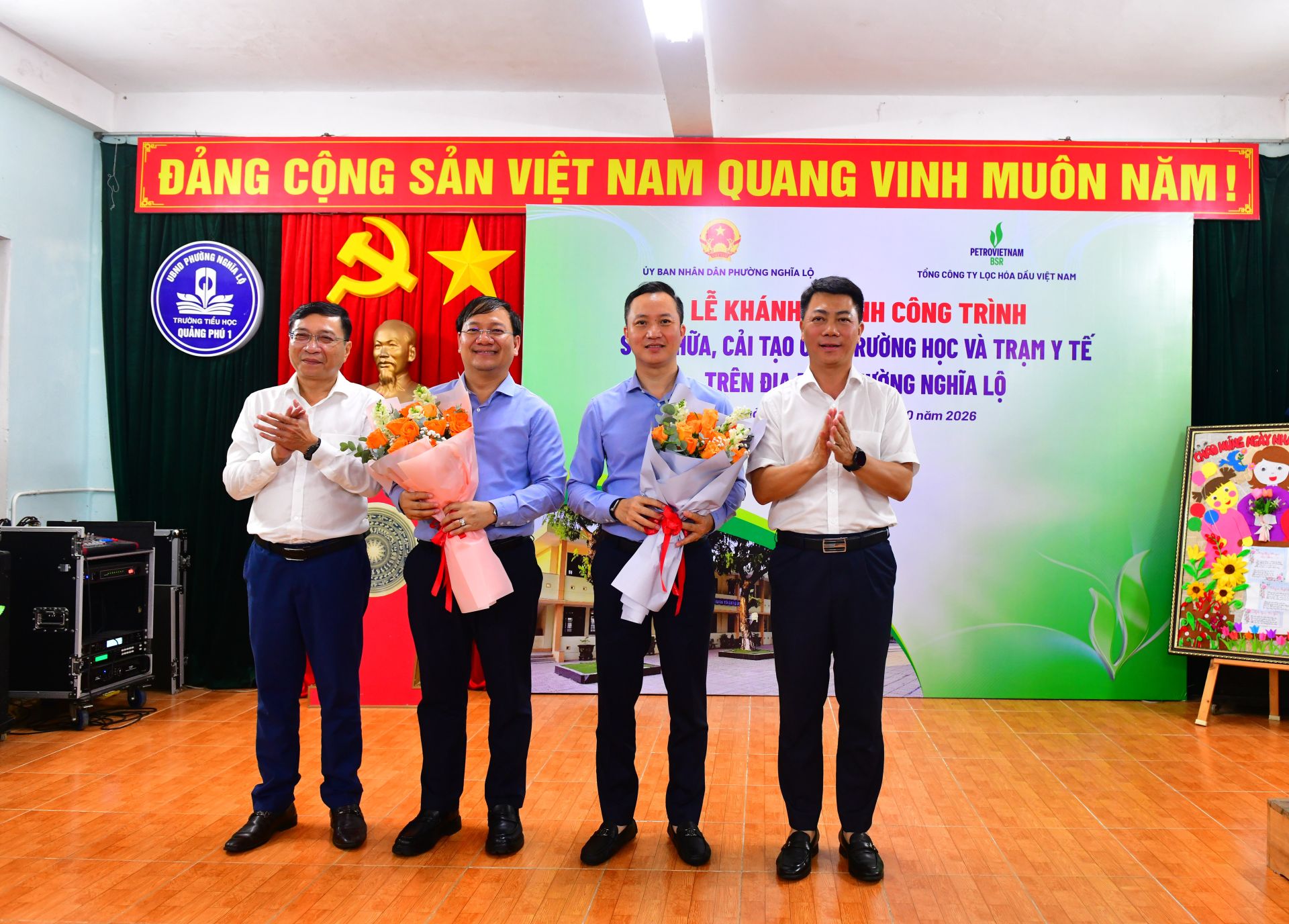 Đại diện chính quyền địa phương tặng hoa cảm ơn nhà tài trợ BSR Đại diện chính quyền địa phương tặng hoa cảm ơn nhà tài trợ BSR