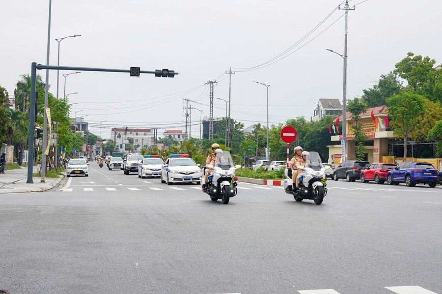 Ra qu&acirc;n tấn c&ocirc;ng tội phạm
