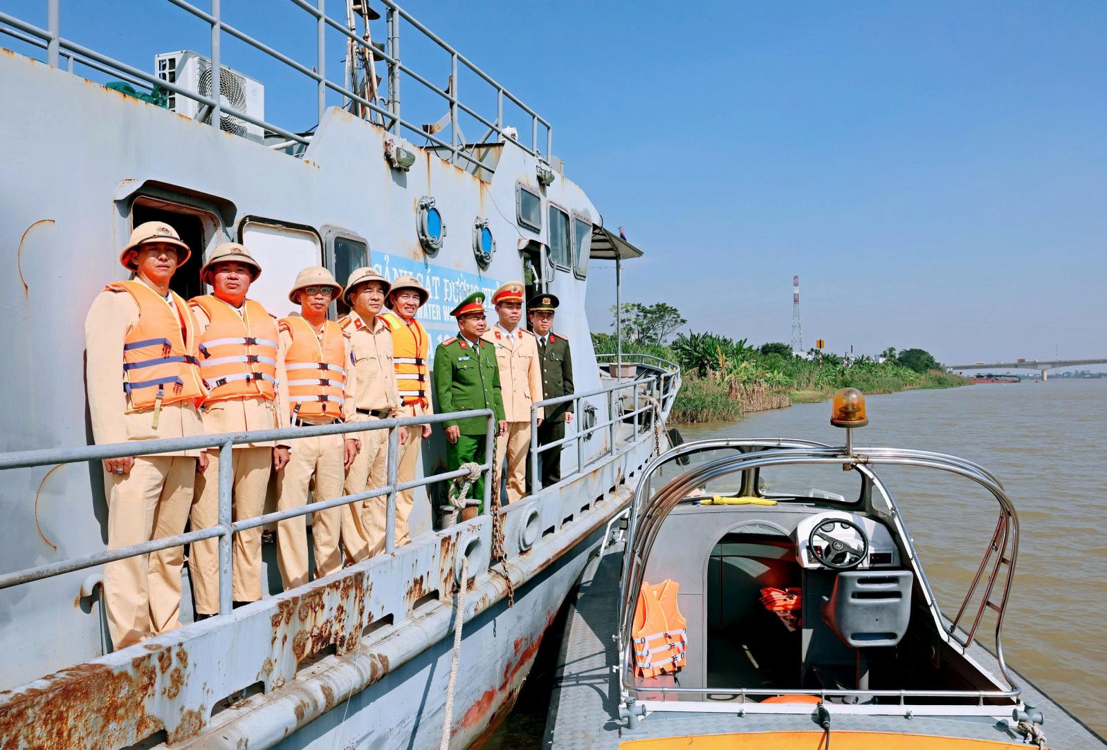 Lực lượng Cảnh s&aacute;t giao th&ocirc;ng tỉnh Ninh B&igrave;nh tuần tra, kiểm tra tr&ecirc;n c&aacute;c tuyến s&ocirc;ng tr&ecirc;n địa b&agrave;n. Ảnh: C&ocirc;ng an Ninh B&igrave;nh