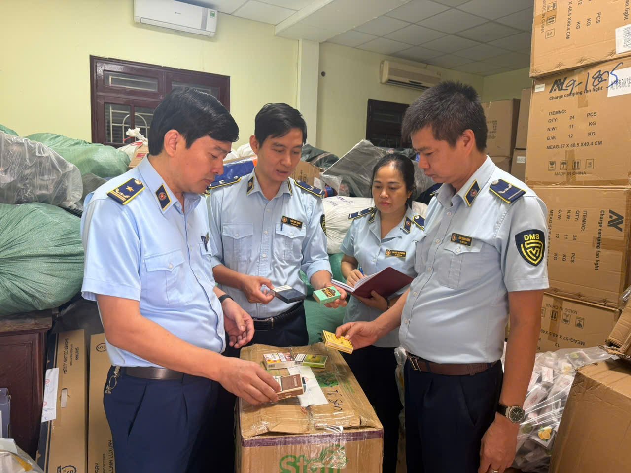 Lực lượng thuộc Đội QLTT số 10 th&agrave;nh phố Bắc Ninh kiểm tra h&agrave;ng h&oacute;a tại cơ sở kinh doanh