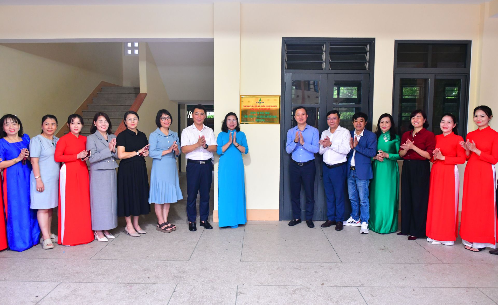 Đại diện nhà tài trợ, chính quyền địa phương, đơn vị thụ hưởng thực hiện nghi thức gắn biển khánh thành công trình Đại diện nhà tài trợ, chính quyền địa phương, đơn vị thụ hưởng thực hiện nghi thức gắn biển khánh thành công trình