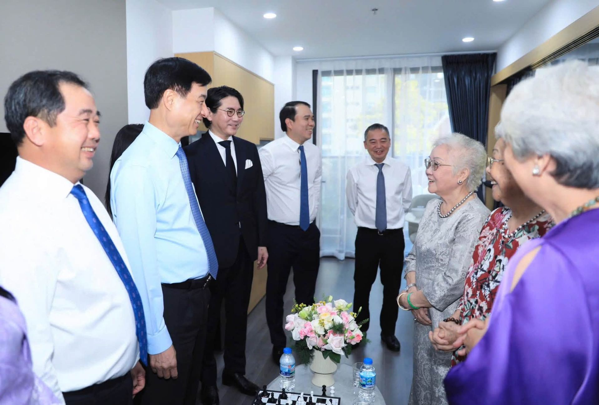 Các đại biểu tham quan không gian chăm sóc người cao tuổi tại Tổ hợp chăm sóc sức khỏe HANDICO Hà Nội. Các đại biểu tham quan không gian chăm sóc người cao tuổi tại Tổ hợp chăm sóc sức khỏe HANDICO Hà Nội.