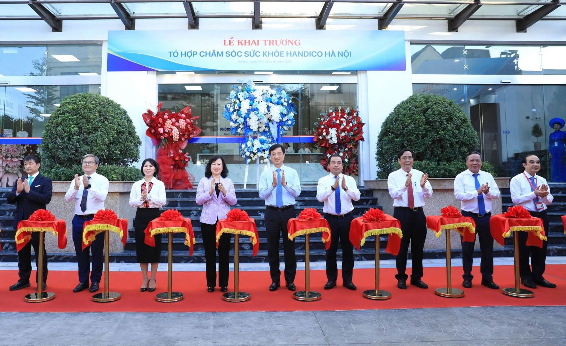 Các đại biểu thực hiện nghi thức khai trương Tổ hợp chăm sóc sức khỏe HANDICO Hà Nội tại phường Giảng Võ. Các đại biểu thực hiện nghi thức khai trương Tổ hợp chăm sóc sức khỏe HANDICO Hà Nội tại phường Giảng Võ.