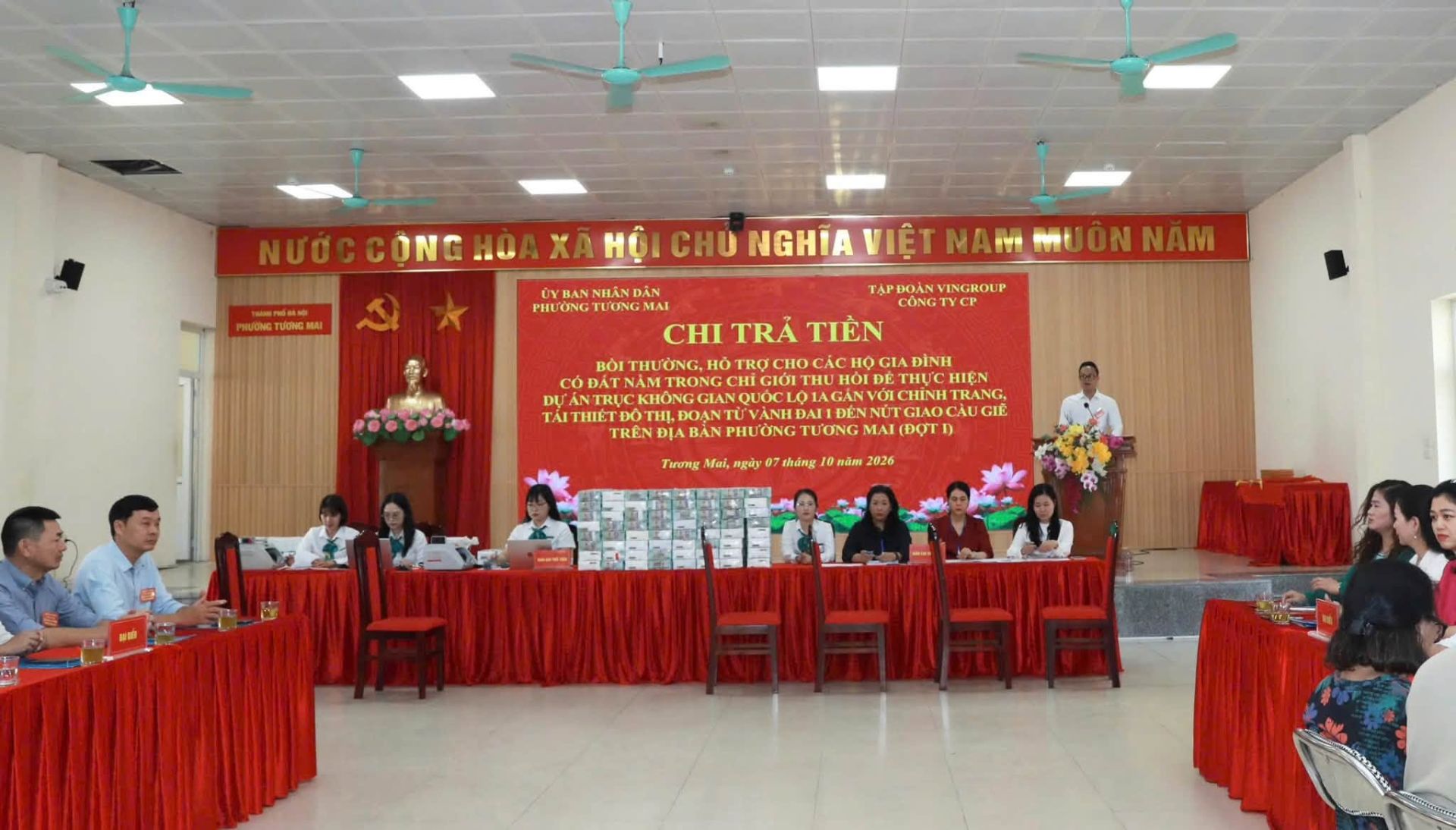 Phường Tương Mai tổ chức chi trả tiền bồi thường, hỗ trợ đợt 1 cho c&aacute;c hộ d&acirc;n thuộc diện thu hồi đất thực hiện Dự &aacute;n trục kh&ocirc;ng gian Quốc lộ 1A.