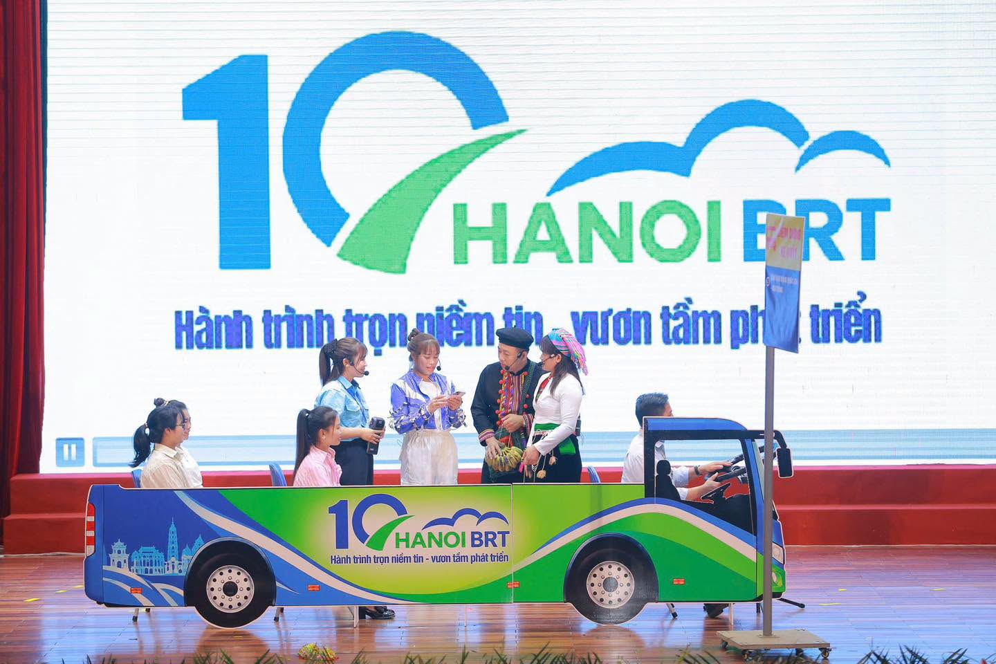 Tiết mục s&acirc;n khấu h&oacute;a t&aacute;i hiện t&igrave;nh huống giao tiếp, ứng xử với h&agrave;nh kh&aacute;ch tr&ecirc;n xe bu&yacute;t nhanh BRT.