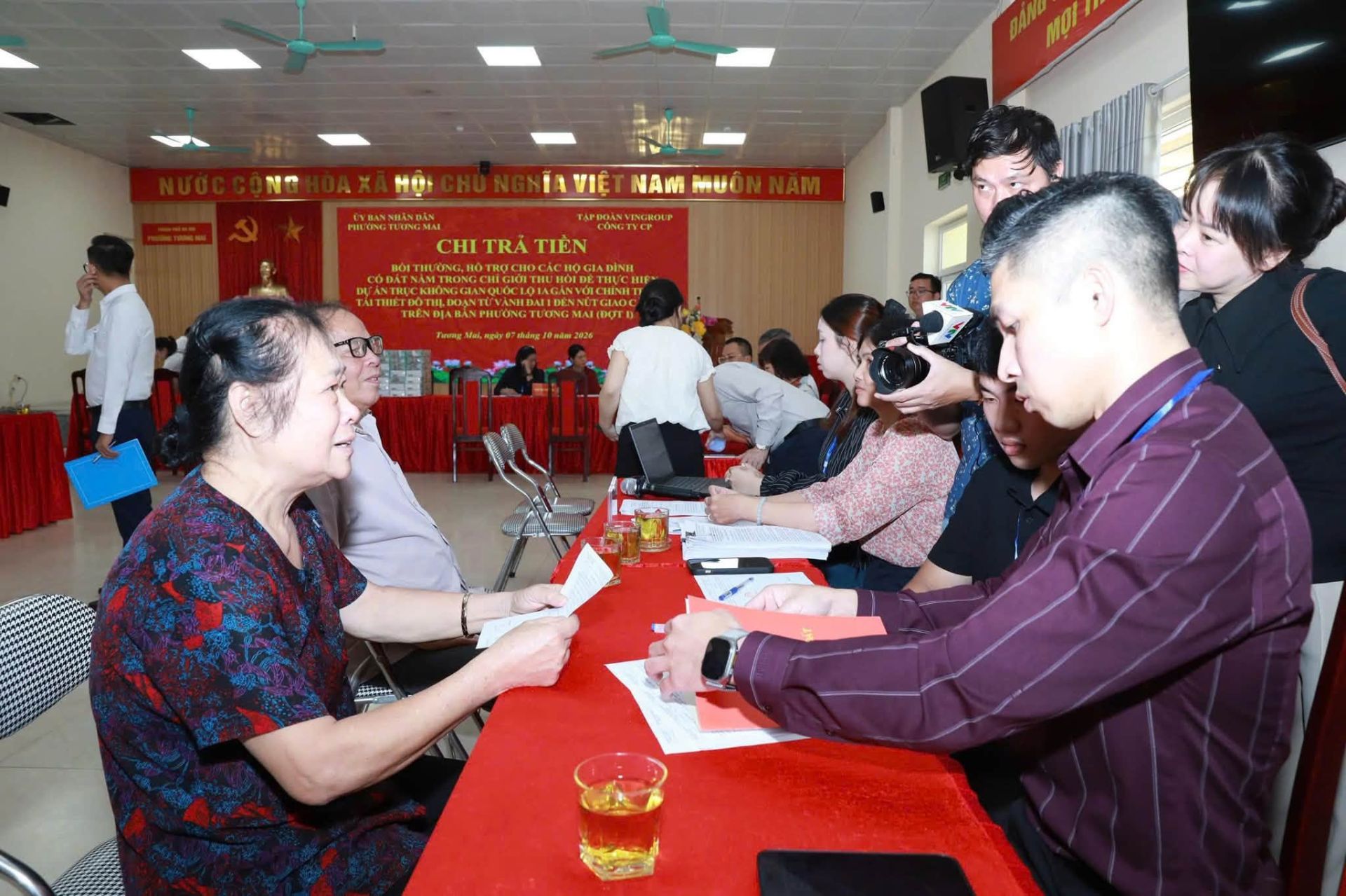 Người d&acirc;n phường Tương Mai l&agrave;m thủ tục nhận tiền bồi thường, hỗ trợ phục vụ Dự &aacute;n trục kh&ocirc;ng gian Quốc lộ 1A.