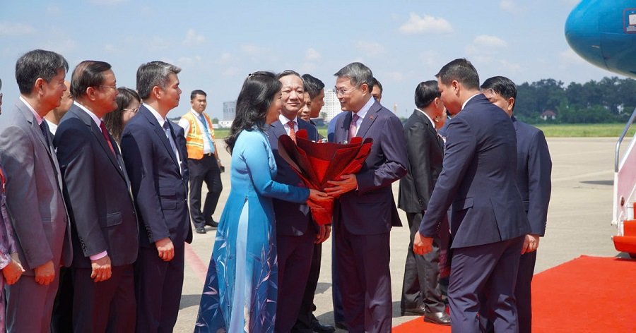 Thủ tướng Ch&iacute;nh phủ L&ecirc; Minh Hưng tới s&acirc;n bay quốc tế Wattay, Thủ đ&ocirc; Vi&ecirc;ng Chăn bắt đầu chuyến thăm ch&iacute;nh thức Cộng h&ograve;a D&acirc;n chủ Nh&acirc;n d&acirc;n L&agrave;o theo lời mời của Thủ tướng L&agrave;o Saleumxay Kommasith. (Ảnh: VOV)