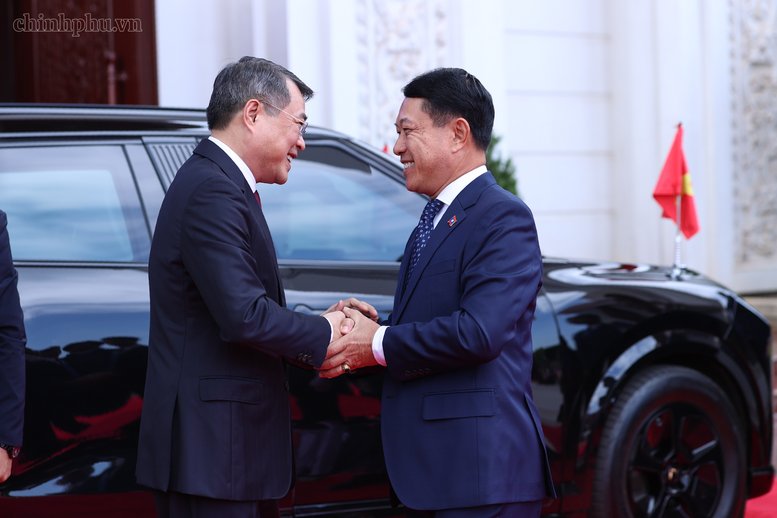 Thủ tướng L&agrave;o Saleumxay Kommasith đ&oacute;n Thủ tướng L&ecirc; Minh Hưng - Ảnh: chinhphu.vn/Nhật Bắc